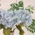En elegant Blombukett Hortensia blå - Havsbris, Konstgjord blombukett med 7 blommor och snittgrönt med naturligt utseende och känsla. Detaljerad utformning med realistiskt bladverk. 